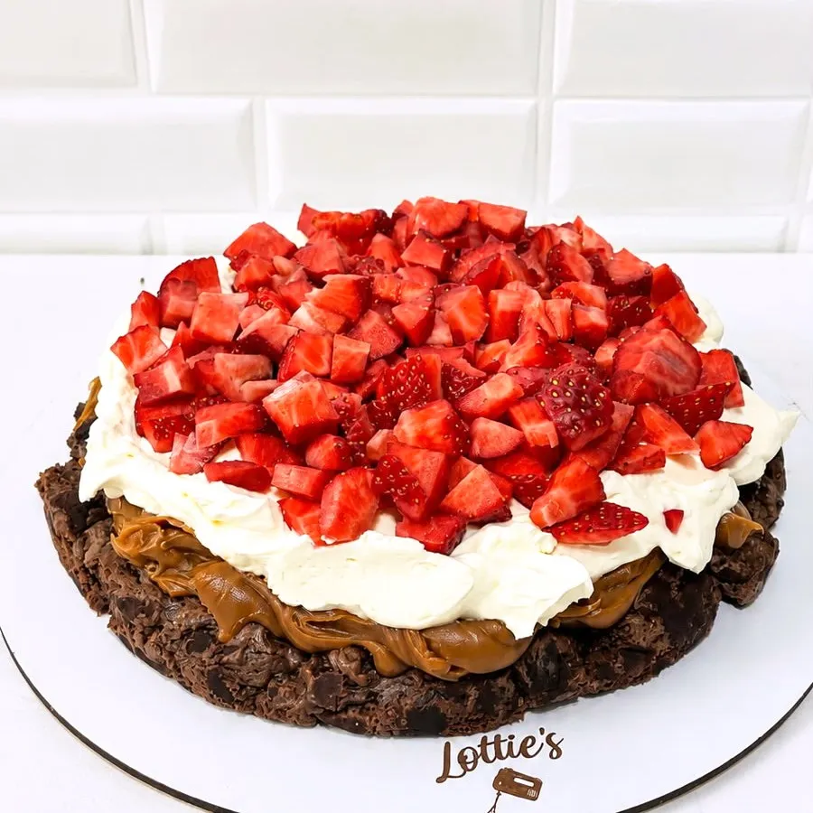 Brookie con dulce de leche, crema y frutillas