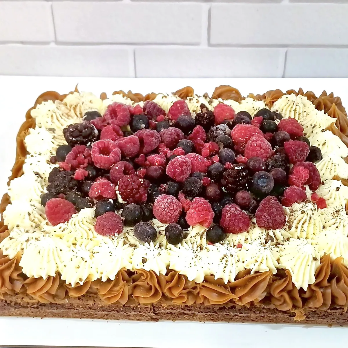 Brownie con dulce de leche, crema y frutos rojos