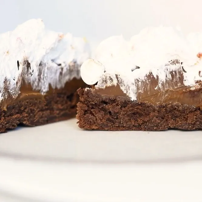 Brownie con dulce de leche y merengue