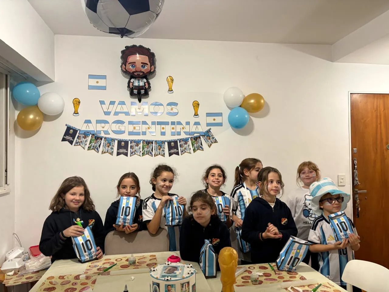 Los chicos con las bolsitas de lo que cocinaron en la mano