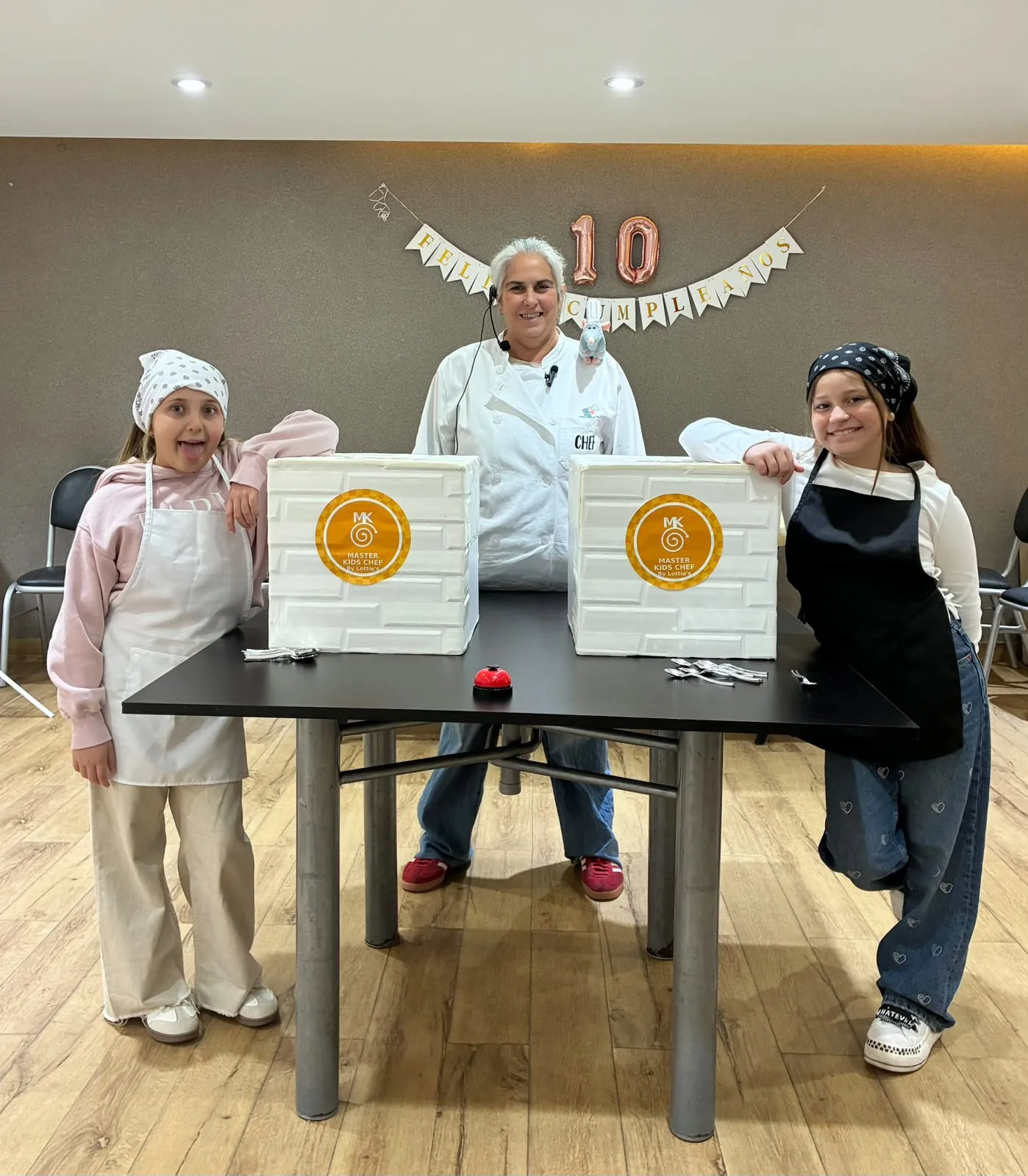 Mariana con dos chicas y las cajas de Master Kids Chef