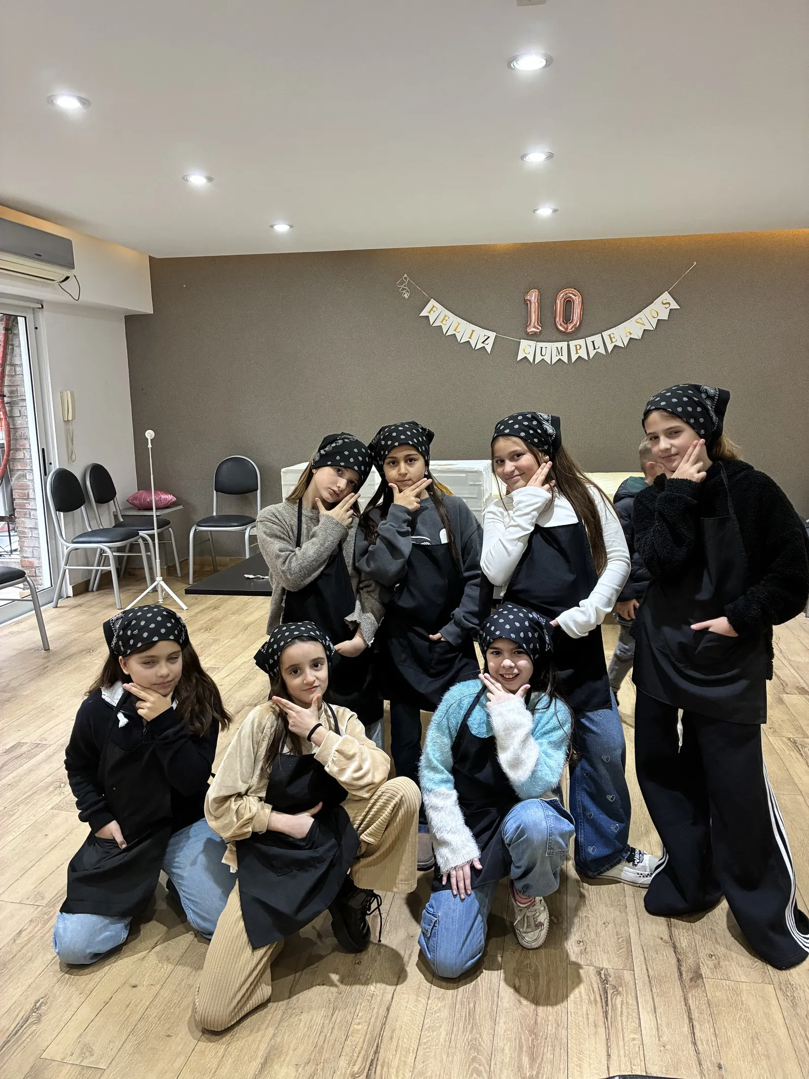 El otro equipo, con pañuelos negros en la cabeza, posando antes de empezar