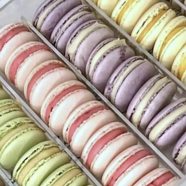 Bandeja de macarons de colores
