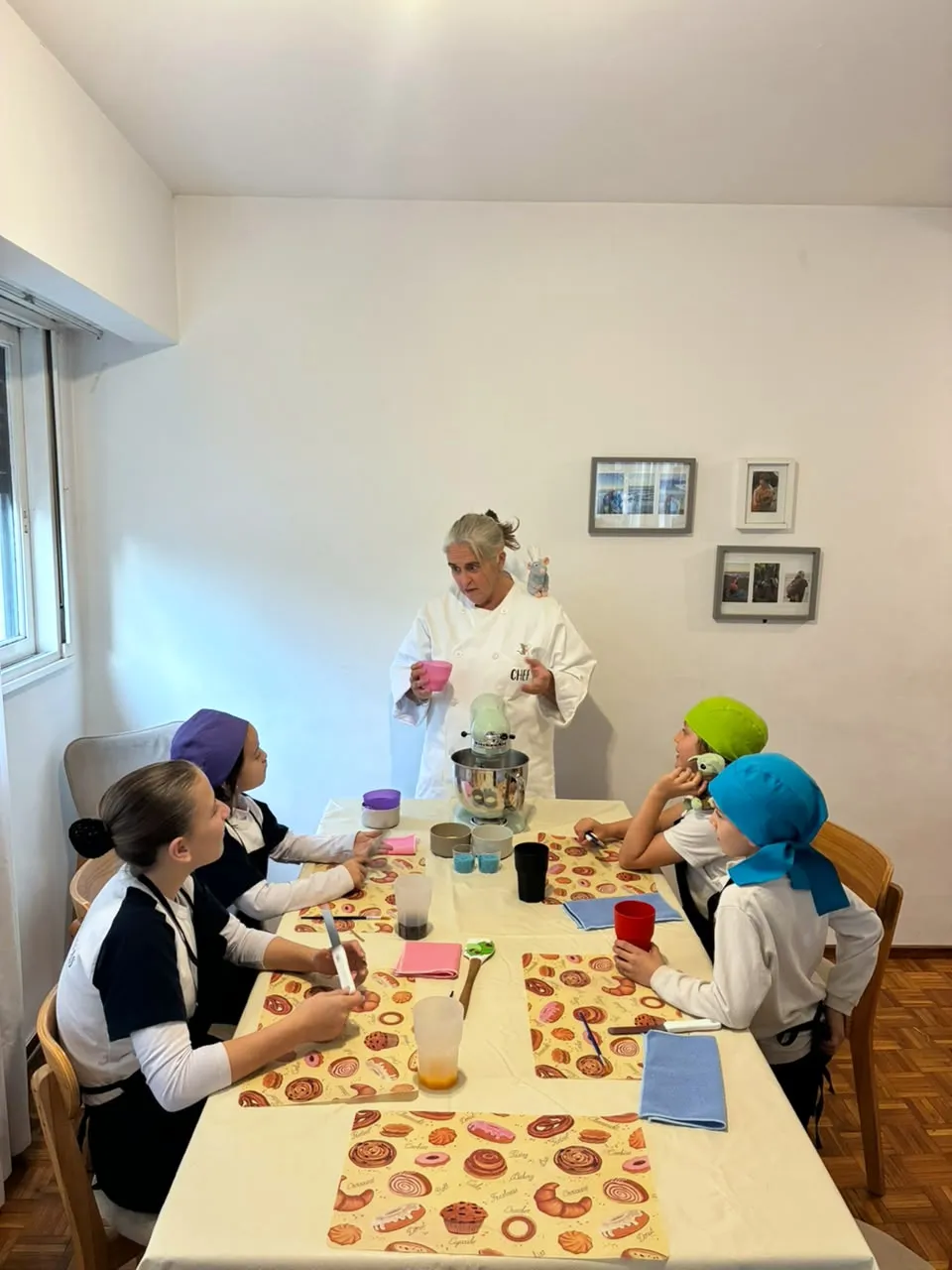 Un grupo chico cocinando alrededor de la mesa