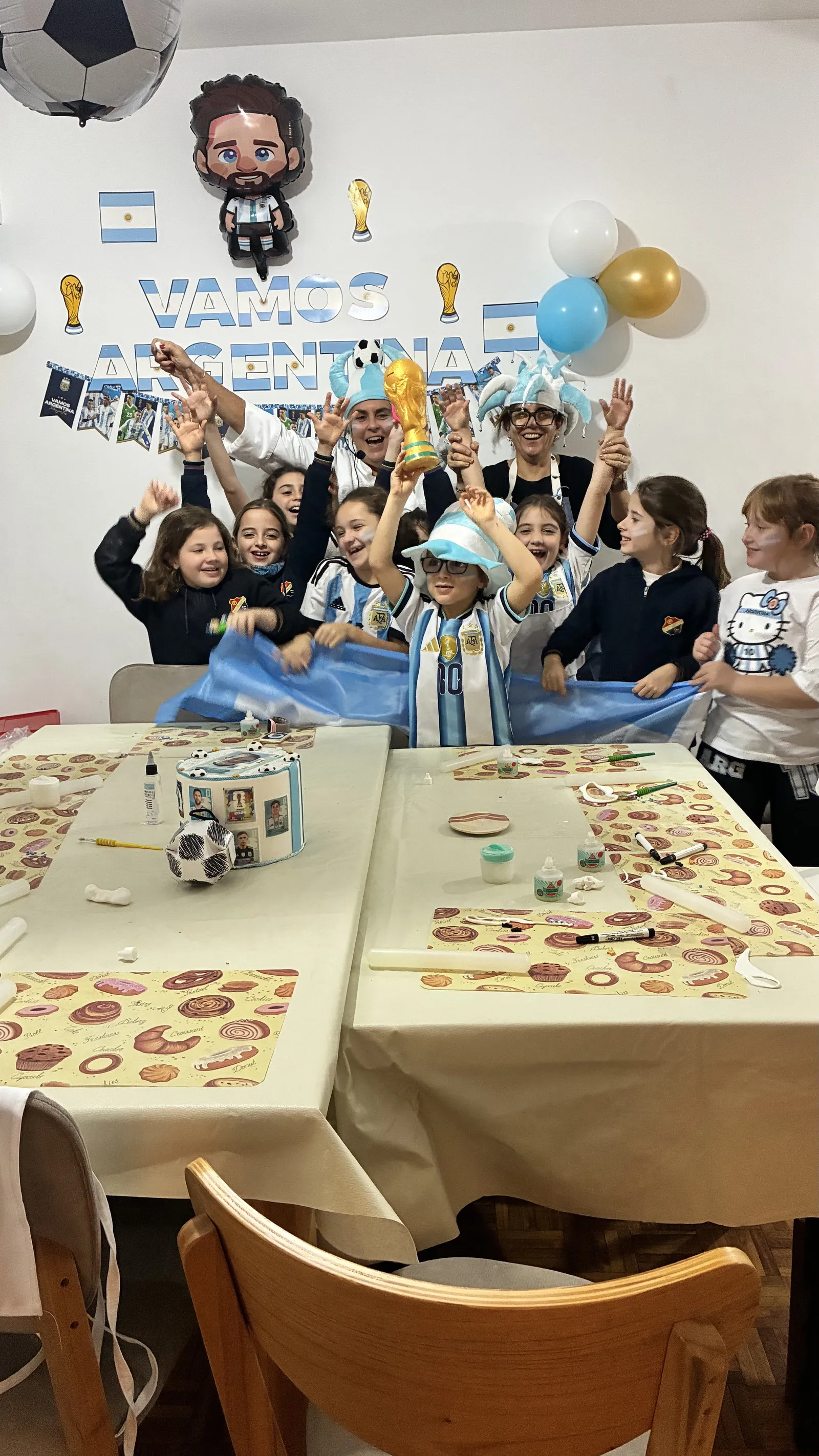Un grupo festejando en un taller con la decoración de la Selección