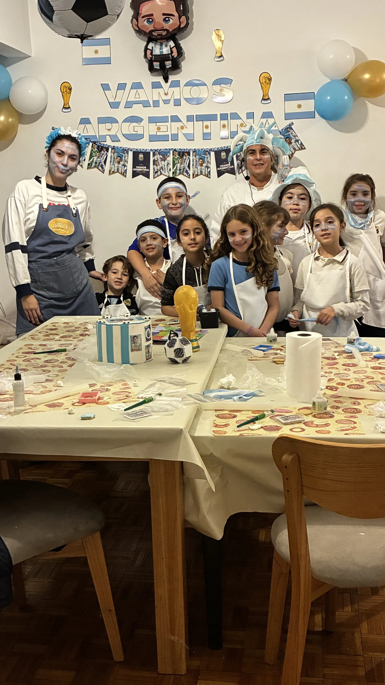 Chicos y el equipo de Lottie’s en un taller con la decoración de la Selección