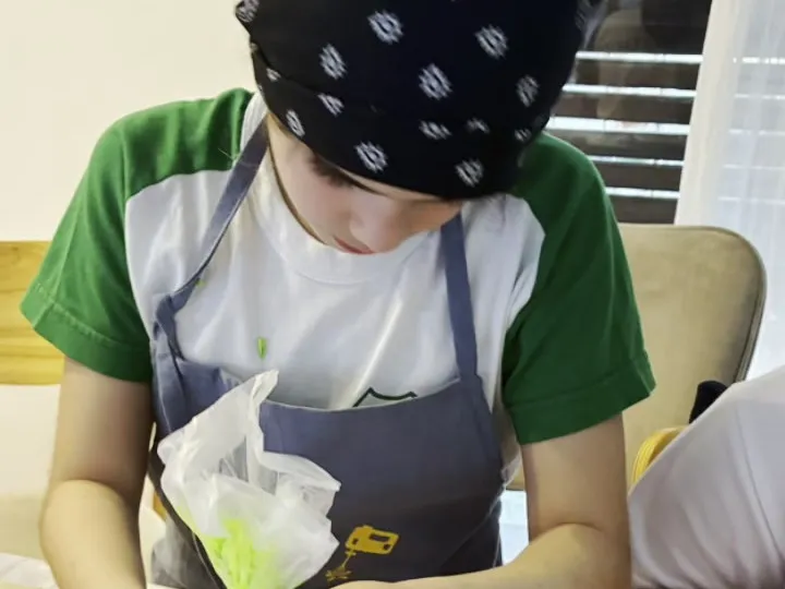 Manos decorando con manga en un taller temático
