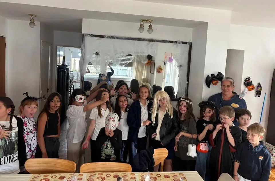 Un grupo disfrazado en el taller de Halloween