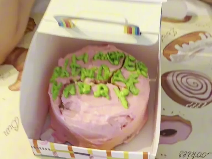 Una torta temática terminada, lista en su caja