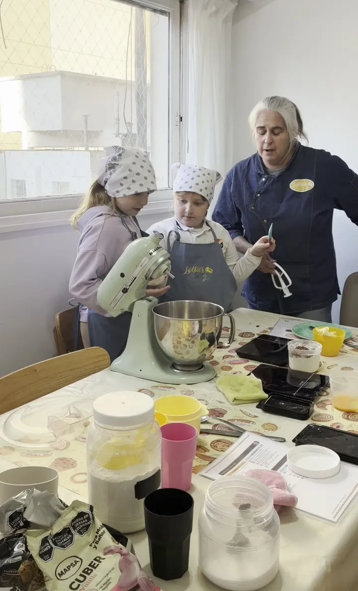 La mesa de trabajo con los ingredientes y Mariana atrás